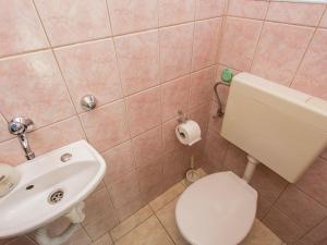 Ein Badezimmer in der Unterkunft Apartment in Šilo near the Sea