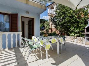 Ein Balkon oder eine Terrasse in der Unterkunft Apartment in Šilo near the Sea