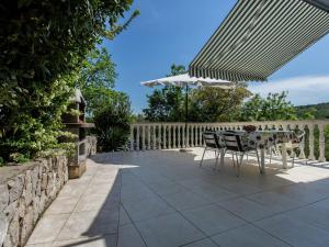 Ein Balkon oder eine Terrasse in der Unterkunft Apartment in Šilo near the Sea