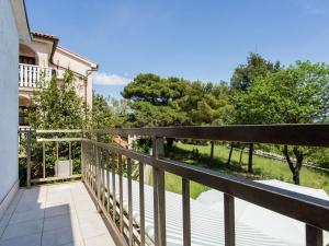 Ein Balkon oder eine Terrasse in der Unterkunft Apartment in Šilo near the Sea