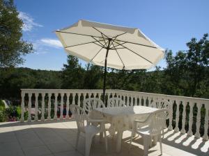 Ein Balkon oder eine Terrasse in der Unterkunft Apartment in Šilo near the Sea