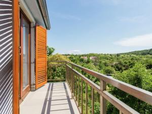 a balcony with a view of the mountains at Nice apartment on the outskirts of Silo in Šilo