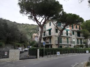 un edificio sul lato di una strada di Olivo apartment with sea view a Portovenere