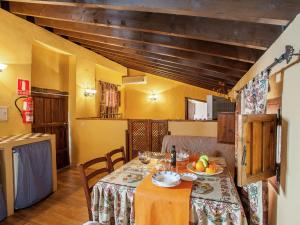 Fuentes de CesnaにあるVintage Farmhouse in Algarinejo with Terraceのダイニングルーム(テーブル、食べ物付)