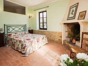 Un ou plusieurs lits dans un hébergement de l'établissement Quaint Holiday Home in Tabiano Castello with Private Pool