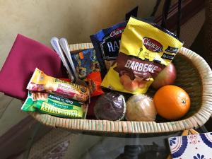 ein Korb mit Lebensmitteln auf einem Tisch in der Unterkunft Main Street Bed & Breakfast in Hannibal