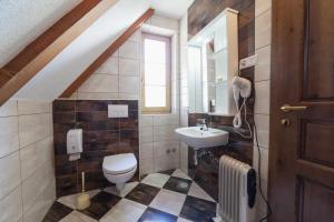 un bagno con un water e un lavandino di Guest House Rustico a Korenica Altre 37 foto