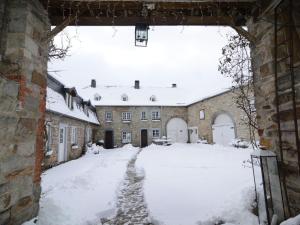 ウェームにあるMedieval farmhouse with private gardenの雪に覆われた建物の入口