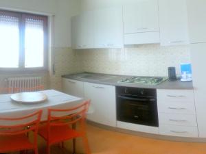 Η κουζίνα ή μικρή κουζίνα στο Scenic Apartment in Trarego with Lake View