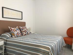 Säng eller sängar i ett rum på Apartamentos Punta Carero