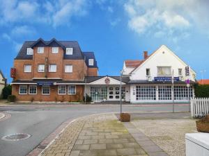 a large brick building on the corner of a street at Hotel Zum Klüverbaum in Bremen