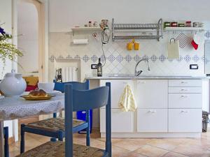 Кухня или кухненски бокс в Charming Holiday Home at Massa Lubrense Naples with Balcony