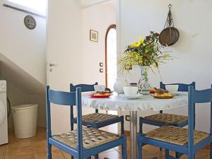 una sala da pranzo con tavolo e sedie blu di Charming Holiday Home at Massa Lubrense Naples with Balcony a Massa Lubrense