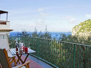 un balcone di una casa con tavolo e sedie di Charming Holiday Home at Massa Lubrense Naples with Balcony a Massa Lubrense