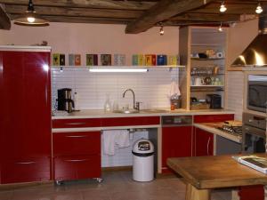 Cucina o angolo cottura di Fine holiday home in the surroundings of Vitry-aux-Loges near large swimming lake