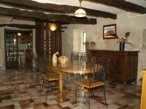 Vintage holiday home near Rodez in Aveyron 레스토랑 또는 맛집