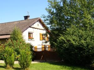 uma casa branca com árvores em frente em Holiday home near Chapelle Aux Bois em Bains-les-Bains