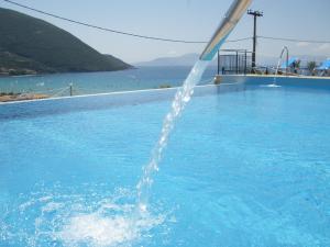 una fuente de agua en una piscina en Katerina Lefkada, en Vasiliki