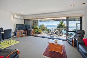 ein Wohnzimmer mit Meerblick in der Unterkunft Waterfront Escape in Nelson