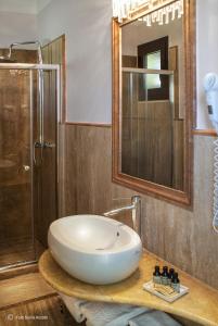 Phòng tắm tại Augustus Resort