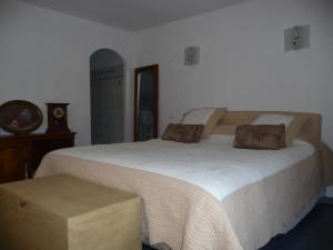 Un dormitorio con una gran cama blanca y una mesa. en Villa des Pies, en Fayence 21 fotos más