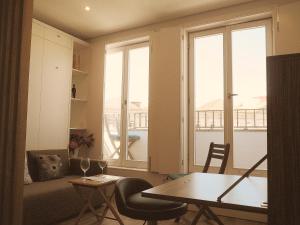 波多的住宿－Carlos Alberto Balcony APT，客厅配有桌椅和窗户。