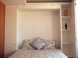 1 cama con almohada en el dormitorio en Carlos Alberto Balcony APT, en Oporto