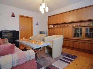 un soggiorno con tavolo e sedie di Cosy holiday home Palatinate Forest a Stadlern