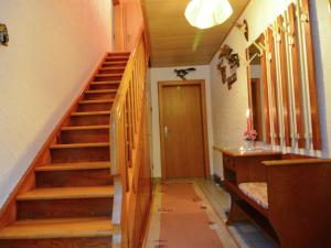 einen Flur mit einer Treppe in einem Haus in der Unterkunft Cosy holiday home Palatinate Forest in Stadlern