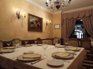 A restaurant or other place to eat at Los Bronces