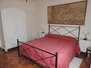 A bed or beds in a room at Chiantirooms Guesthouse