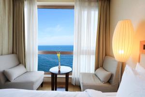 Un lugar para sentarse en Ocean Suites Jeju Hotel