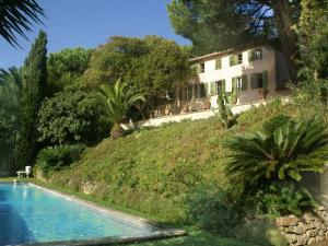 カンヌにある18th century villa in Cannes with poolのスイミングプール横の丘の上の家