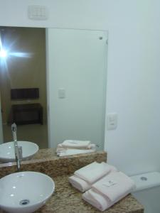 ein Bad mit einem Waschbecken und einem Spiegel in der Unterkunft Hotel Palace Frederico in Frederico Westphalen