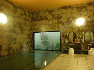 ein Bad mit einem großen Fenster und einer Dusche in der Unterkunft Hotel Route-Inn Nishinasuno-2 in Nasushiobara