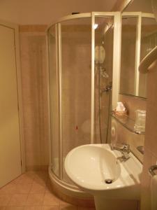a bathroom with a shower and a sink at Hotel Il Saraceno in Volastra