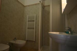 A bathroom at B&B La Baia Di Fiascherino citr01101sei-BEB-0011