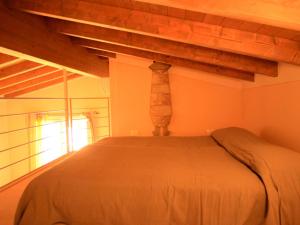 Ein Bett oder Betten in einem Zimmer der Unterkunft Cozy Holiday Home in Lombardy with Swimming Pool