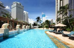 Bazén v ubytování AYANA Midplaza JAKARTA nebo v jeho okolí