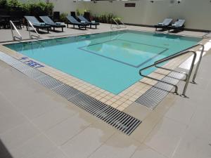 Bazén v ubytování Hotel Grand Continental Kuching nebo v jeho okolí