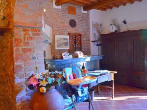 Molino MazzettiにあるAgriturismo in Tuscany with Pool and Wine Tastingのデスクとテーブル付きの部屋