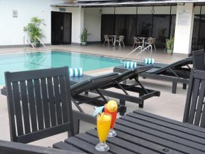 Bazén v ubytování Hotel Grand Continental Kuching nebo v jeho okolí