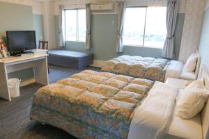 Rúm í herbergi á Handa Station Hotel