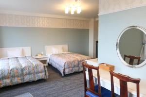 Rúm í herbergi á Handa Station Hotel