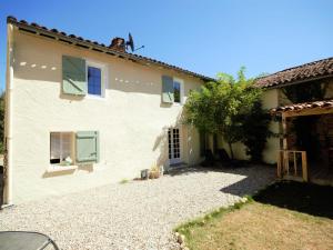 アルティガにあるBeautiful Villa with Swimming Pool in Artigatの白い家