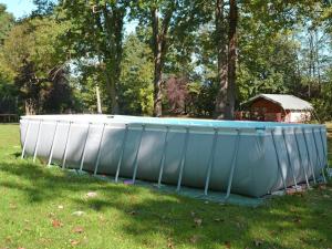 une grande piscine sur l'herbe dans un parc dans l'établissement Beautiful Villa with Swimming Pool in Artigat, à Artigat