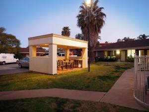 ein Haus mit einem Pavillon im Hof in der Unterkunft Jacaranda Holiday Units in Swan Hill