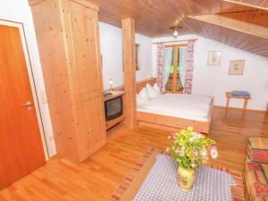 Cosy little holiday home in Chiemgau balcony sauna and swimming poolにあるシーティングエリア