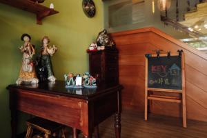 東港的住宿－嘉蓮小棧民宿 ，一张桌子,上面有雕像,放在房间里