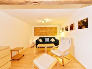 un soggiorno con divano e tavolo di Holiday home with terrace a Weigelsberg